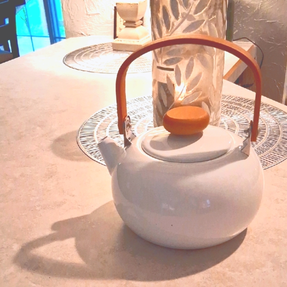 Mini Teapot. White.